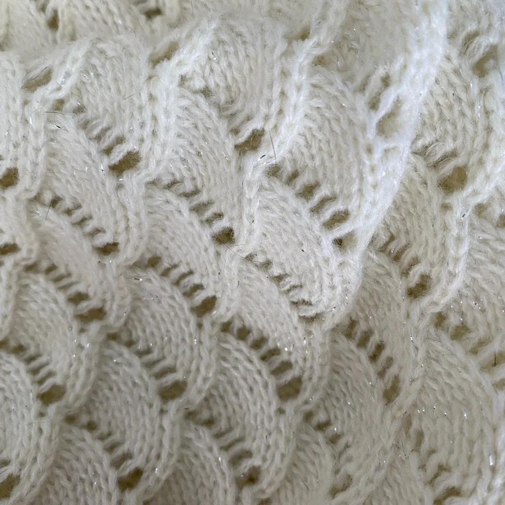 Woman’s white knit hat - Picture 3 of 3